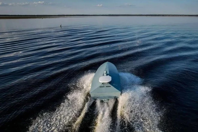 "Sirius-82" ir viegla bezpilota laiva, ko Krievijas armija izmanto ne tikai mīnu attālinātai izvietošanai ūdenī, bet arī mīnu iznīcināšanai.