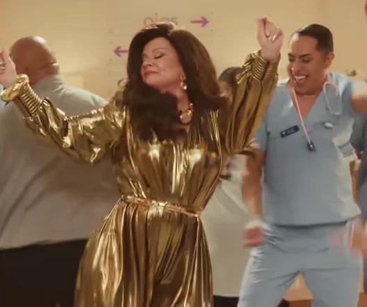 Melisa Makārtija demonstrē savu jauno figūru.