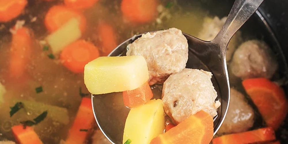 Frikadeļu zupa ar dūmu garšu