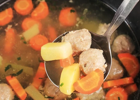 Frikadeļu zupa ar dūmu garšu