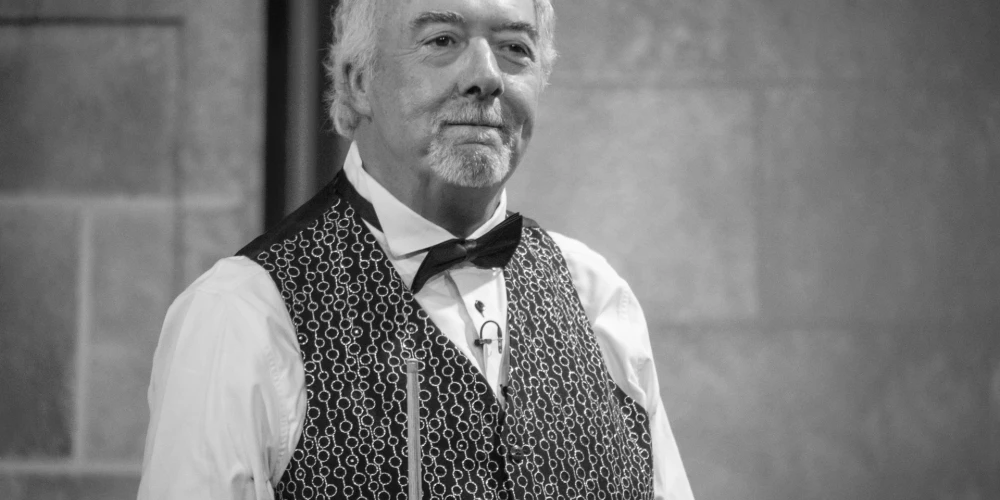 Angļu snūkera spēlētājs un televīzijas komentētājs Džons Virgo.