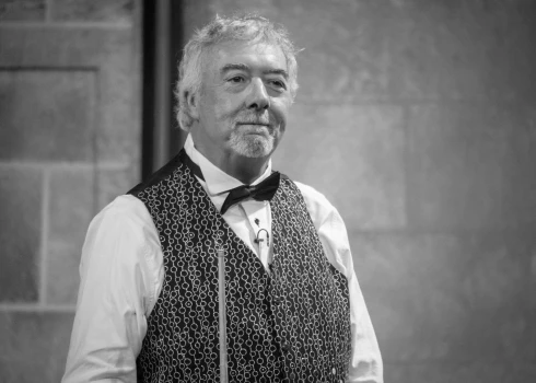 Angļu snūkera spēlētājs un televīzijas komentētājs Džons Virgo.