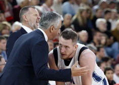 "Anadolu Efes" paziņo, kādu traumu Rolands Šmits guvis Eirolīgas spēlē