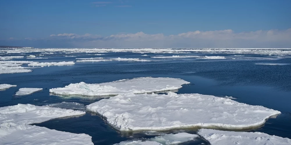 Рижский порт направил ледокол на расчистку льда в заливе.