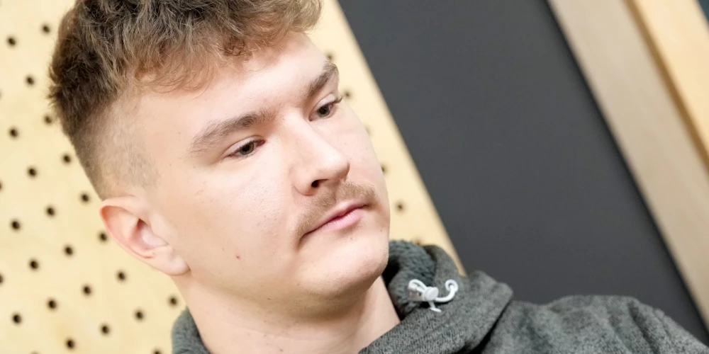 Renārs Grantiņš (dzimis 2004. gada 7. maijā Rīgā) ir latviešu bobsleja pilots. 2026. gada janvārī ar stūmēju Nilu Meijeru viņš Sanktmoricā kļuva par U-23 pasaules čempionu divnieku ekipāžu sacensībās,