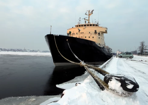 Ledlauzis "Varma" Rīgas pasažieru ostā.