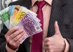 Деньги твои, а взять их нельзя? В Латвии предлагают разрешить досрочное снятие пенсий 2-го уровня