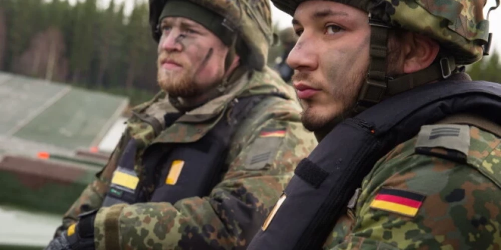 Armijas preses sekretārs atteicās pateikt, cik daudz karavīru tiek izvesti un cik daudz vēl paliks.