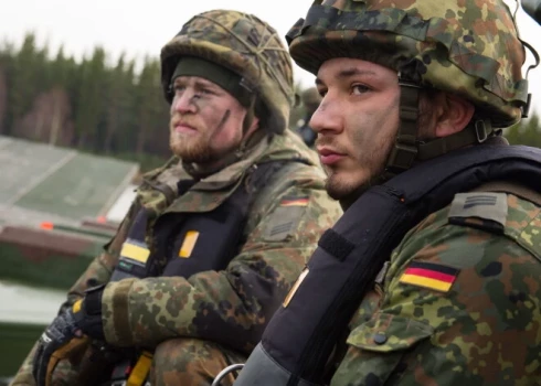 Armijas preses sekretārs atteicās pateikt, cik daudz karavīru tiek izvesti un cik daudz vēl paliks.