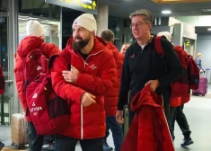 FOTO: Latvijas hokejisti devušies ceļā uz olimpiskajām spēlēm