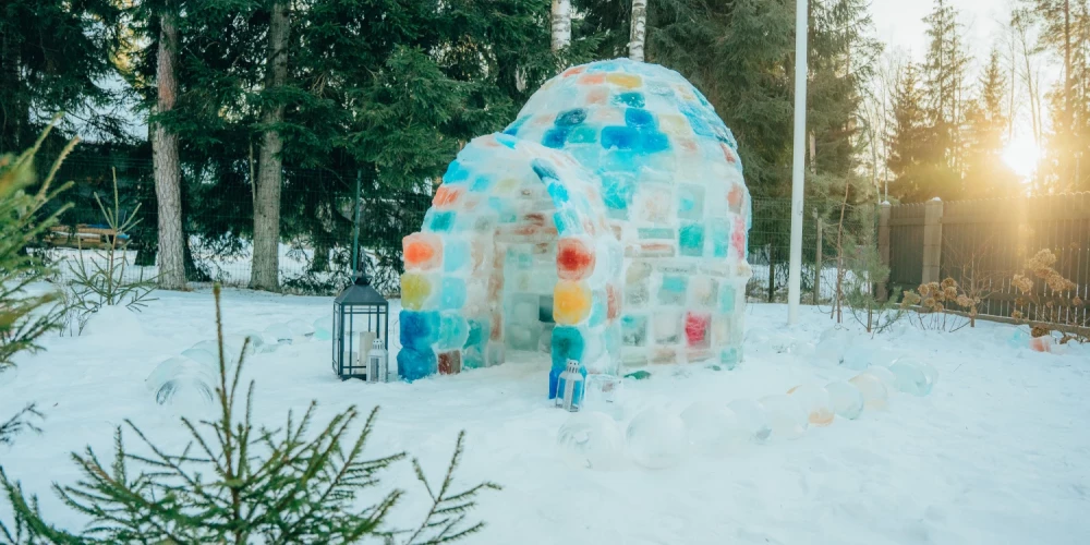 Saulkrastos tapis unikāls apskates objekts – ģimenes pašu rokām būvēta krāsaina ledus igla.