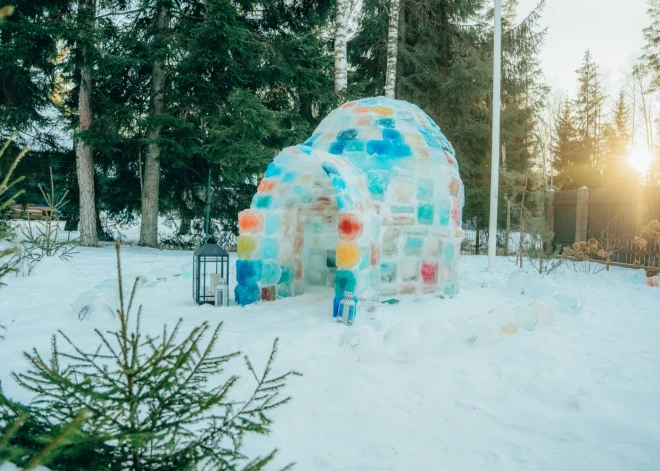 Saulkrastos tapis unikāls apskates objekts – ģimenes pašu rokām būvēts krāsains ledus iglu.