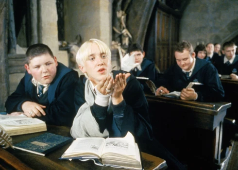 Drako Malfojs parādās Ķīnas svētku dekoros.