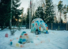 FOTO: Saulkrastos tapis unikāls ledus namiņš – ģimenes pašu rokām būvēta krāsaina igla