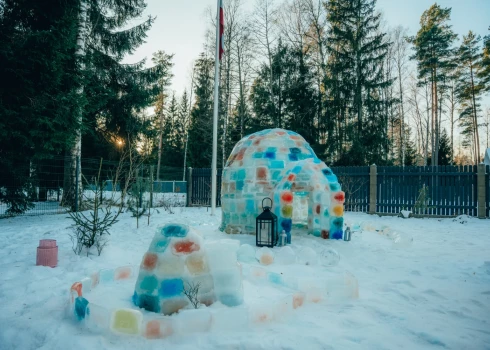  Saulkrastos tapis unikāls skaistums - ģimenes pašu rokām būvēta krāsaina ledus igla.