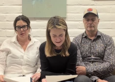 ASV žurnāliste asarām acīs vēršas pie savas mātes nolaupītājiem. VIDEO