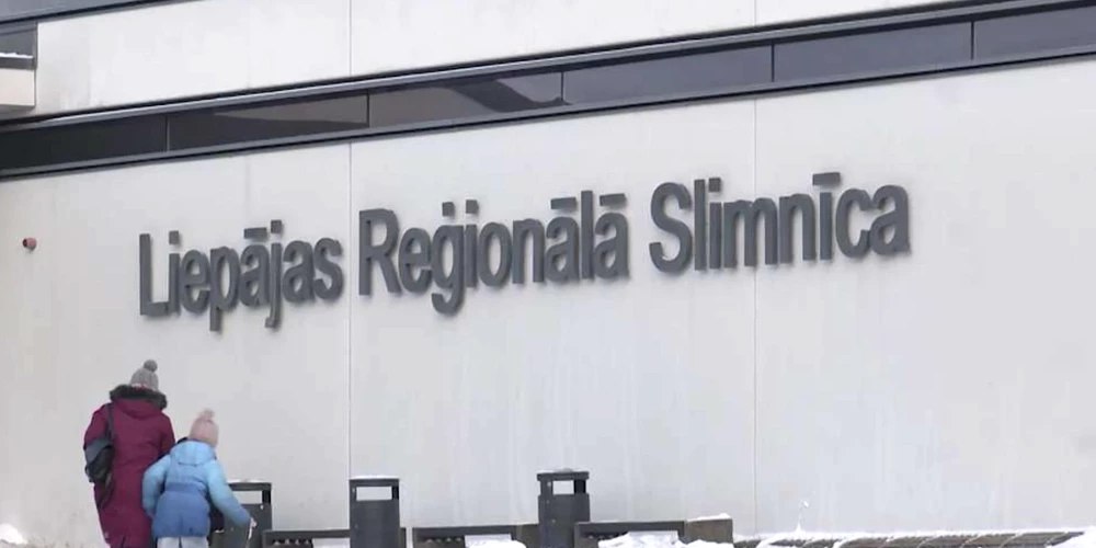 KNAB izmeklētais kriminālprocess esot saistīts ar slimnīcu amatpersonu iespējamu prettiesisku vienošanos ar konkrētiem medicīnas preču piegādātājiem par šo uzņēmumu uzvaru piecos publiskajos iepirkumos.