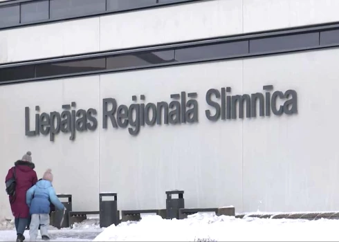 KNAB izmeklētais kriminālprocess esot saistīts ar slimnīcu amatpersonu iespējamu prettiesisku vienošanos ar konkrētiem medicīnas preču piegādātājiem par šo uzņēmumu uzvaru piecos publiskajos iepirkumos.