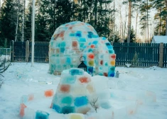 ФОТО: в Саулкрасты появился уникальный ледяной домик - семья построила своими руками красочное иглу