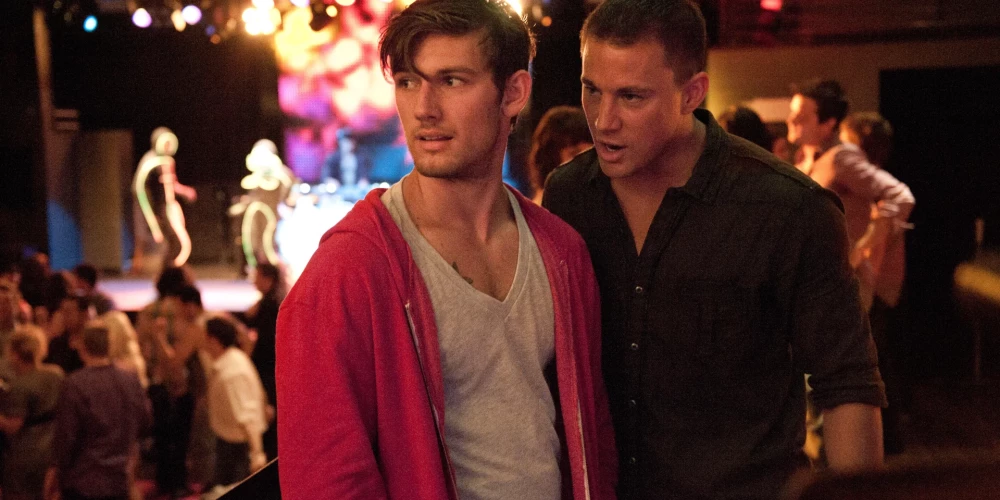 Čenings Tatums un Alekss Petifers filmā "Maģiskais Maiks".