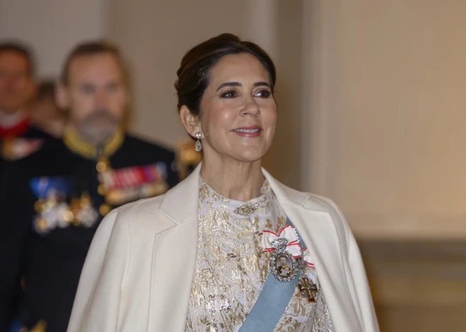 Без радикальных процедур: что помогает королеве Дании сохранять ровную и упругую кожу после 50