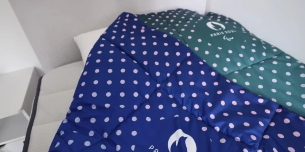 Parīzes olimpisko spēļu gulta, kas izgatavota no kartona kastēm.