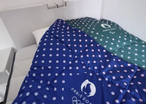 Parīzes olimpisko spēļu gulta, kas izgatavota no kartona kastēm.