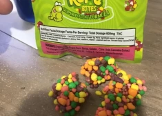 Latvijas jaunieši aizvien biežāk internetā pasūta narkotikas, kas maskētas kā saldumi, brīdina Nodokļu un muitas policija