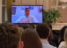 Kamēr Makrons runā par Eiropas “dialogu” ar Putinu, Kremlis Parīzē atklāj jauniešu vervēšanas centru