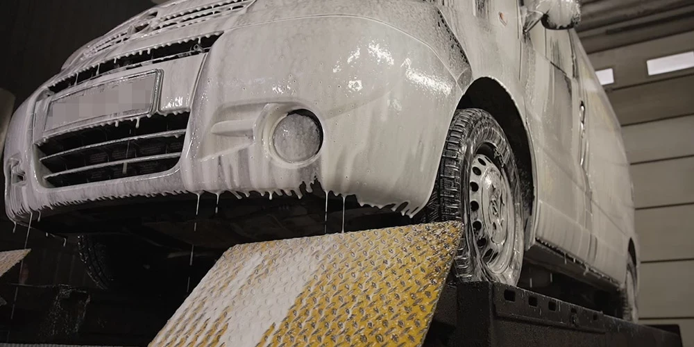 Atsāļošanai tiek izmantota automašīnas mazgāšana ar īpašu sastāvu.