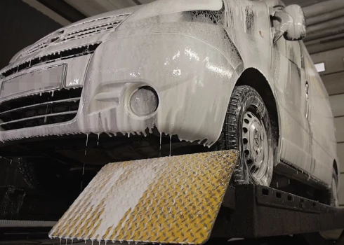 Atsāļošanai tiek izmantota automašīnas mazgāšana ar īpašu sastāvu.