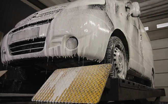 Atsāļošanai tiek izmantota automašīnas mazgāšana ar īpašu sastāvu.