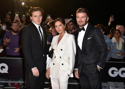 Bruklins Bekhems ar vecākiem Viktoriju un Deividu Bekhemiem.