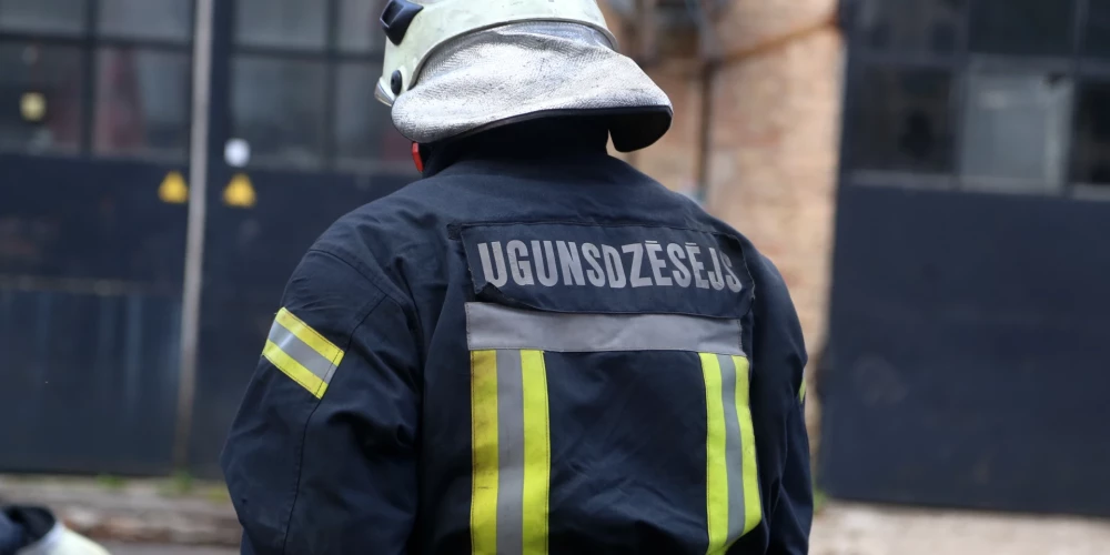 Suntažu pagastā pilnībā izdeg kokmateriālu angārs.