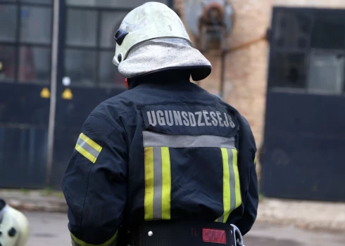 Suntažu pagastā pilnībā izdeg kokmateriālu angārs.