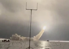 Ukrainas aizstāvji izšauj "Flamingo" raķeti uz Krievijas armijas mērķi.