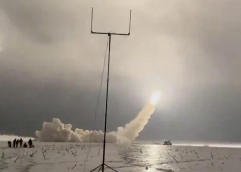 Ukrainas aizstāvji izšauj "Flamingo" raķeti uz Krievijas armijas mērķi.