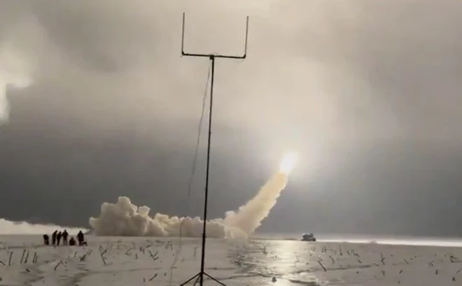 Ukrainas aizstāvji izšauj "Flamingo" raķeti uz Krievijas armijas mērķi.