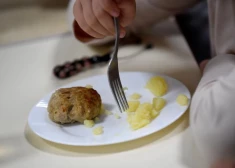 Salipuši makaroni un glumi kartupeļi! Vecāki ceļ trauksmi par ēdiena kvalitāti Rīgas Teikas vidusskolā