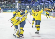 Zviedrijas dāmas ar uzvaru pār Vāciju sāk olimpisko spēļu hokeja turnīru, gavilē arī mājinieces itālietes