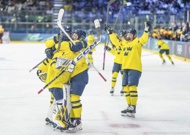 Zviedrijas dāmas ar uzvaru pār Vāciju sāk olimpisko spēļu hokeja turnīru, gavilē arī mājinieces itālietes