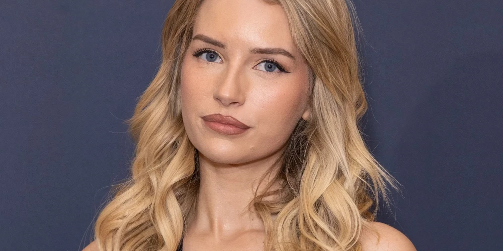 Keitas Mosas māsa modele Lotija Mosa.