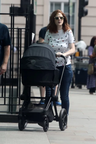 Rouza ar meitu 2023. gadā. Pārim ir arī vecāks dēls.