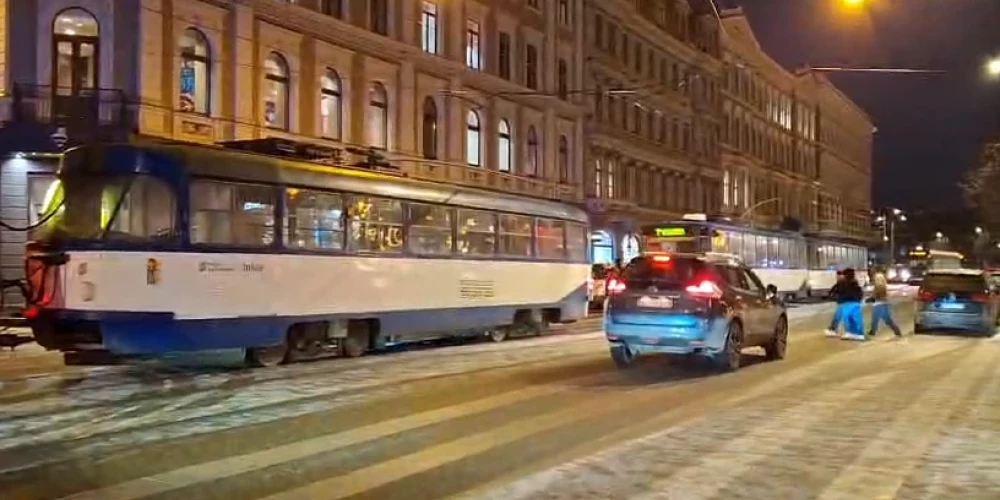Tramvaju sastrēgums pie Vecrīgas (ekrānuzņēmums no video)