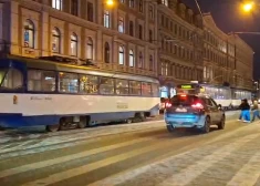 Pie Vecrīgas izveidojies pamatīgs tramvaju sastrēgums. VIDEO