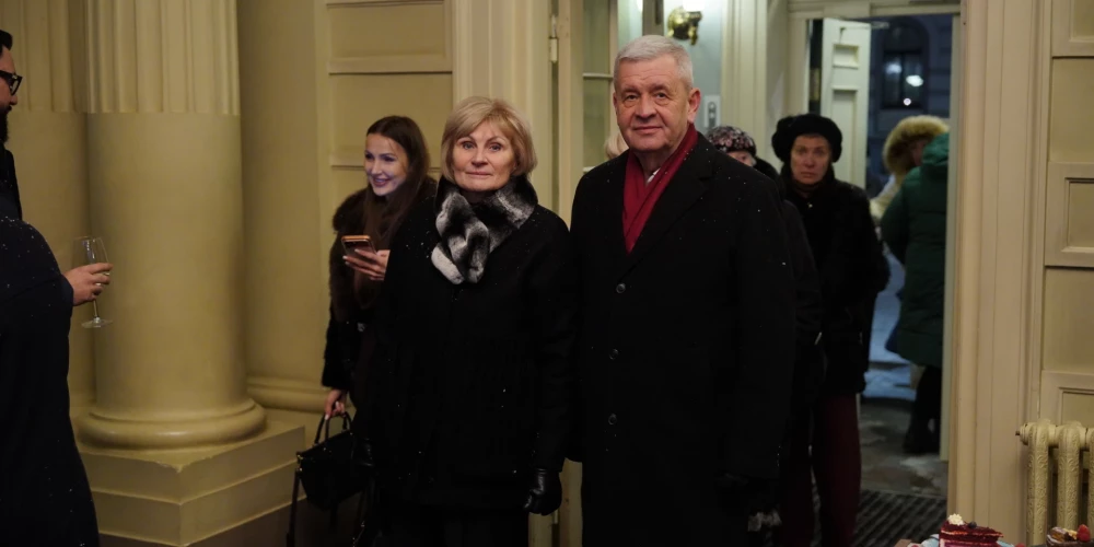 Kultūras gardēži ierodas uz "Kad atkal būsim jauni" pirmizrādi Nacionālajā teātrī