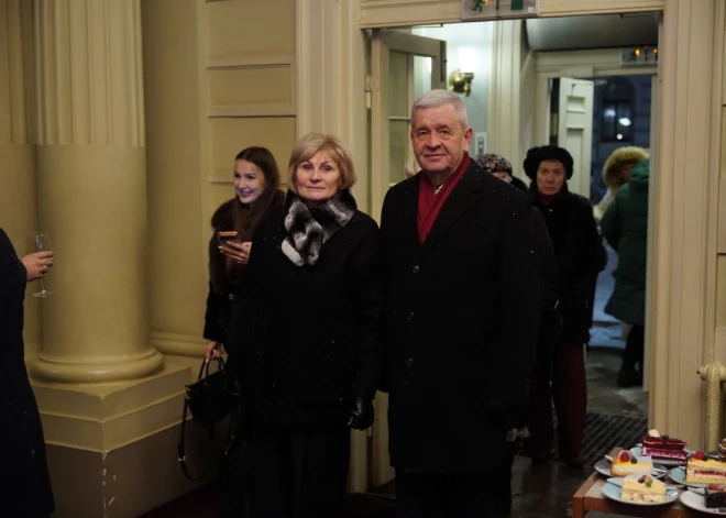 Kultūras gardēži ierodas uz "Kad atkal būsim jauni" pirmizrādi Nacionālajā teātrī