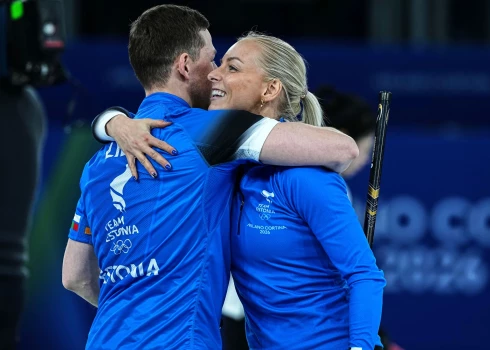 Igauņi Harri Lills un Marija Kaldvē pēc divām neveiksmēm izcīnīja pirmo uzvaru (foto: Scanpix / AP)