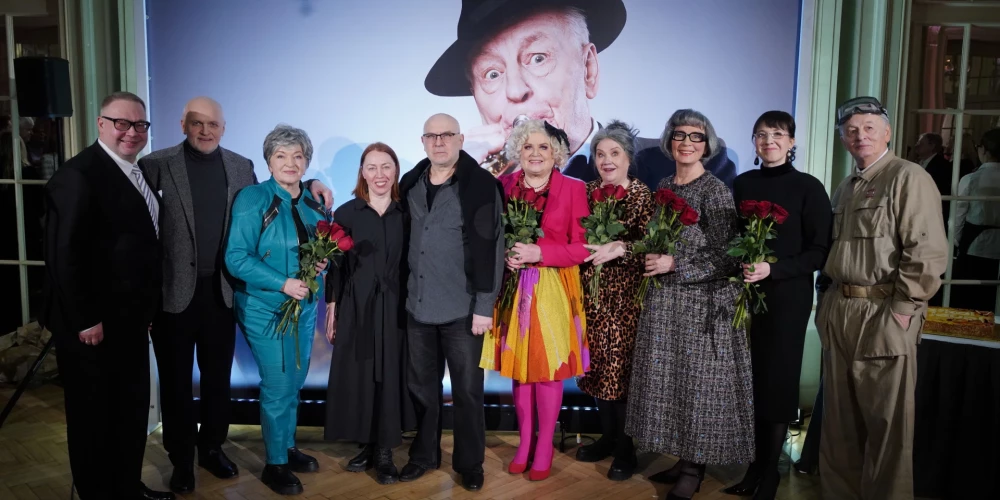 Humorpilnā iestudējuma "Kad atkal būsim jauni" pirmizrāde Nacionālajā teātrī