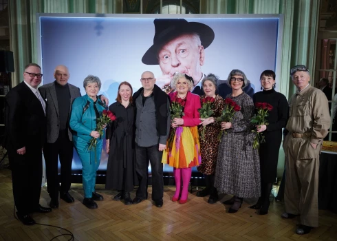 Humorpilnā iestudējuma "Kad atkal būsim jauni" pirmizrāde Nacionālajā teātrī